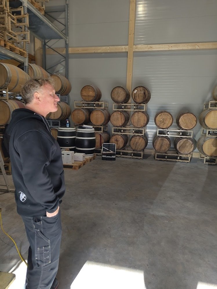 David Bonjour devant des barriques